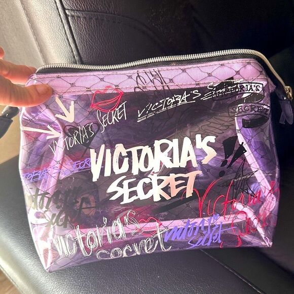 Victoria's Secret Medium Makeup
Bag - Stylish & Practical - Picture 12 of 15